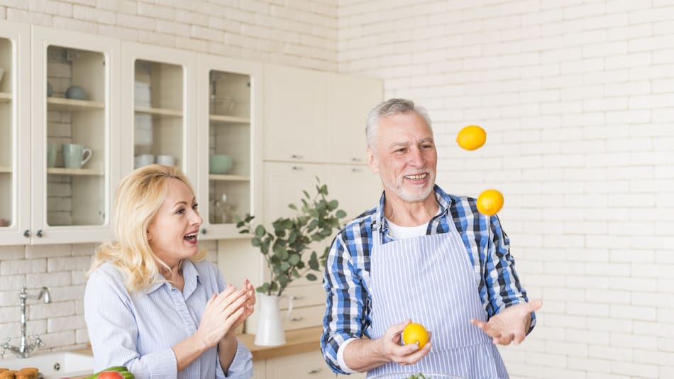 Los pescados azules, como el salmón, la caballa y el atún, aportan gran cantidad de ácidos grasos omega-3. Foto: Freepik.