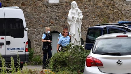 Francia: encontraron asesinado a un sacerdote, sospechan del hombre que incendió una catedral