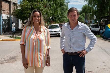 Malena Galmarini y Jaime Méndez habilitaron una nueva red de agua potable en el Barrio Mitre de San Miguel . Foto: Prensa.