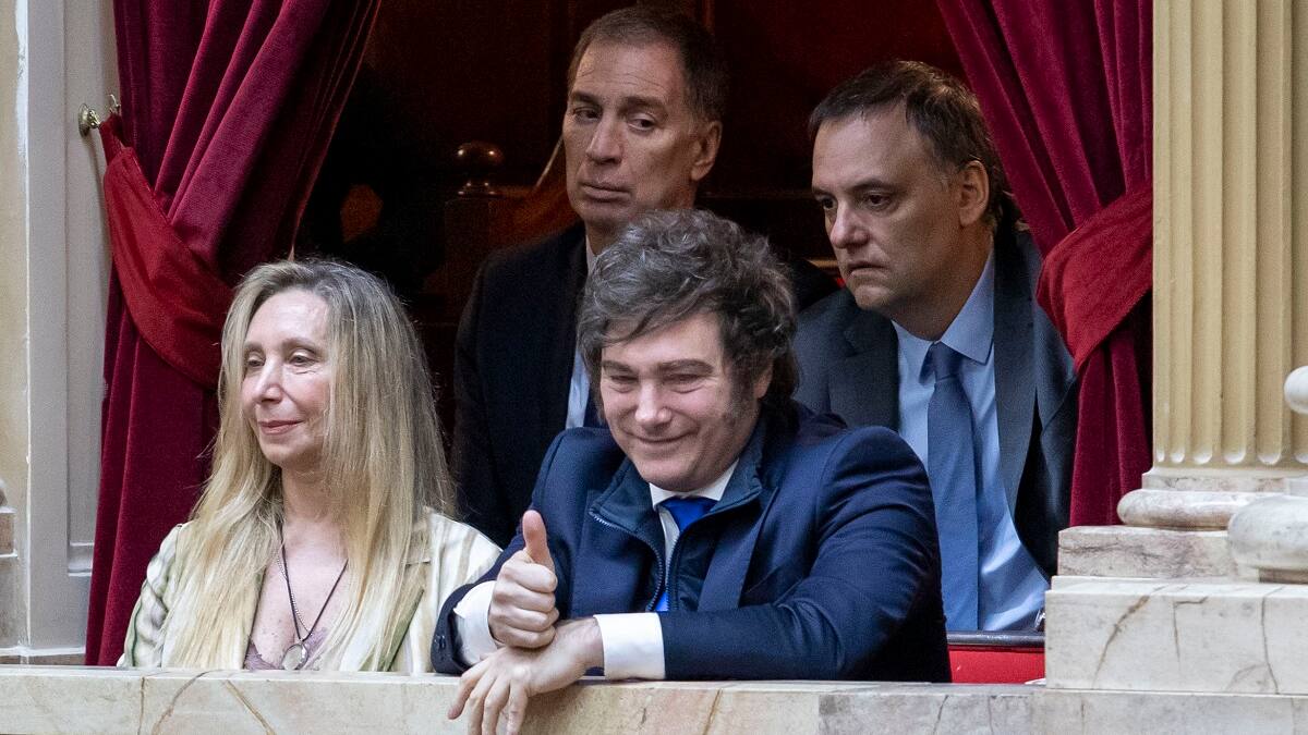 Javier Milei junto a su hermana Karina, Manuel Adorni y Diego Santili.