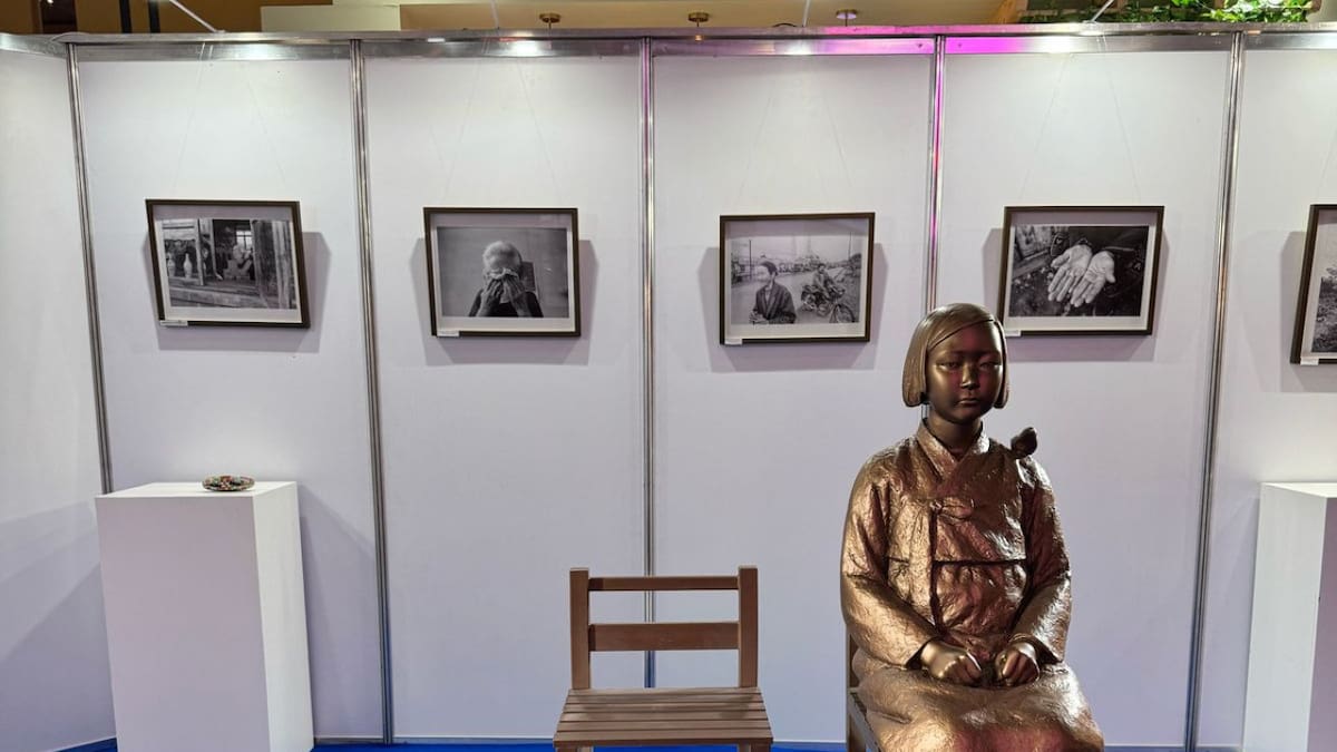 Por primera vez, la "Estatua de paz" en honor a las mujeres esclavizadas en la Segunda Guerra se expone en la Feria del Libro. Foto: María del Pilar Álvarez