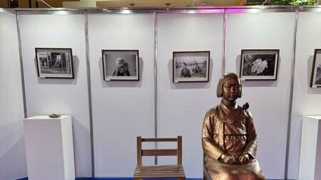 Por primera vez, la "Estatua de paz" en honor a las mujeres esclavizadas en la Segunda Guerra se expone en la Feria del Libro. Foto: María del Pilar Álvarez