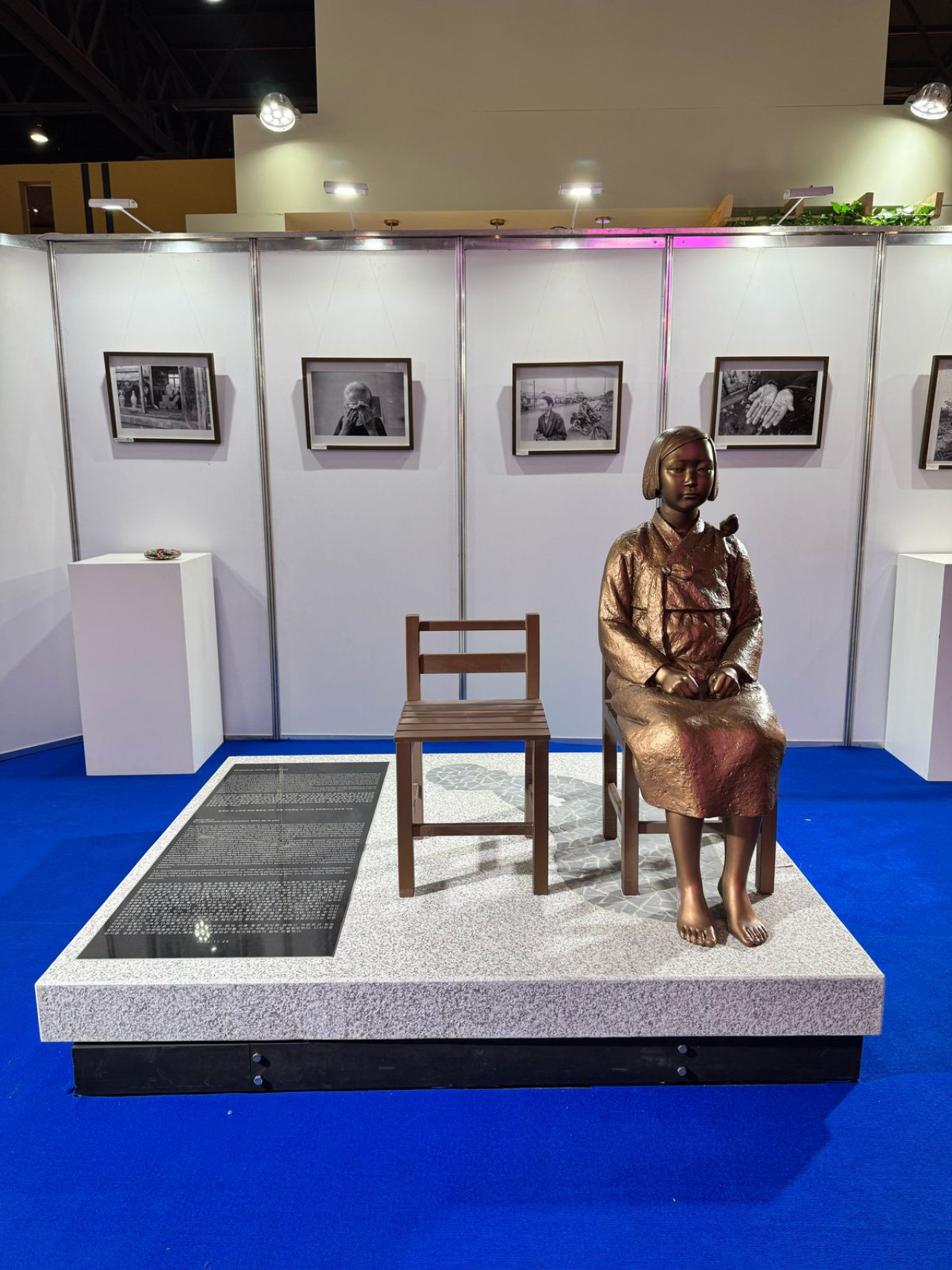 Por primera vez, la "Estatua de paz" en honor a las mujeres esclavizadas en la Segunda Guerra se expone en la Feria del Libro. Foto: María del Pilar Álvarez