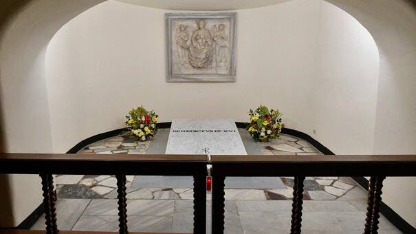 La tumba de Benedicto XVI ya puede ser visitada