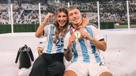 Muri López Benítez y Lisandro Martínez en Qatar. Foto: Instagram @lopezbenitezmuri.