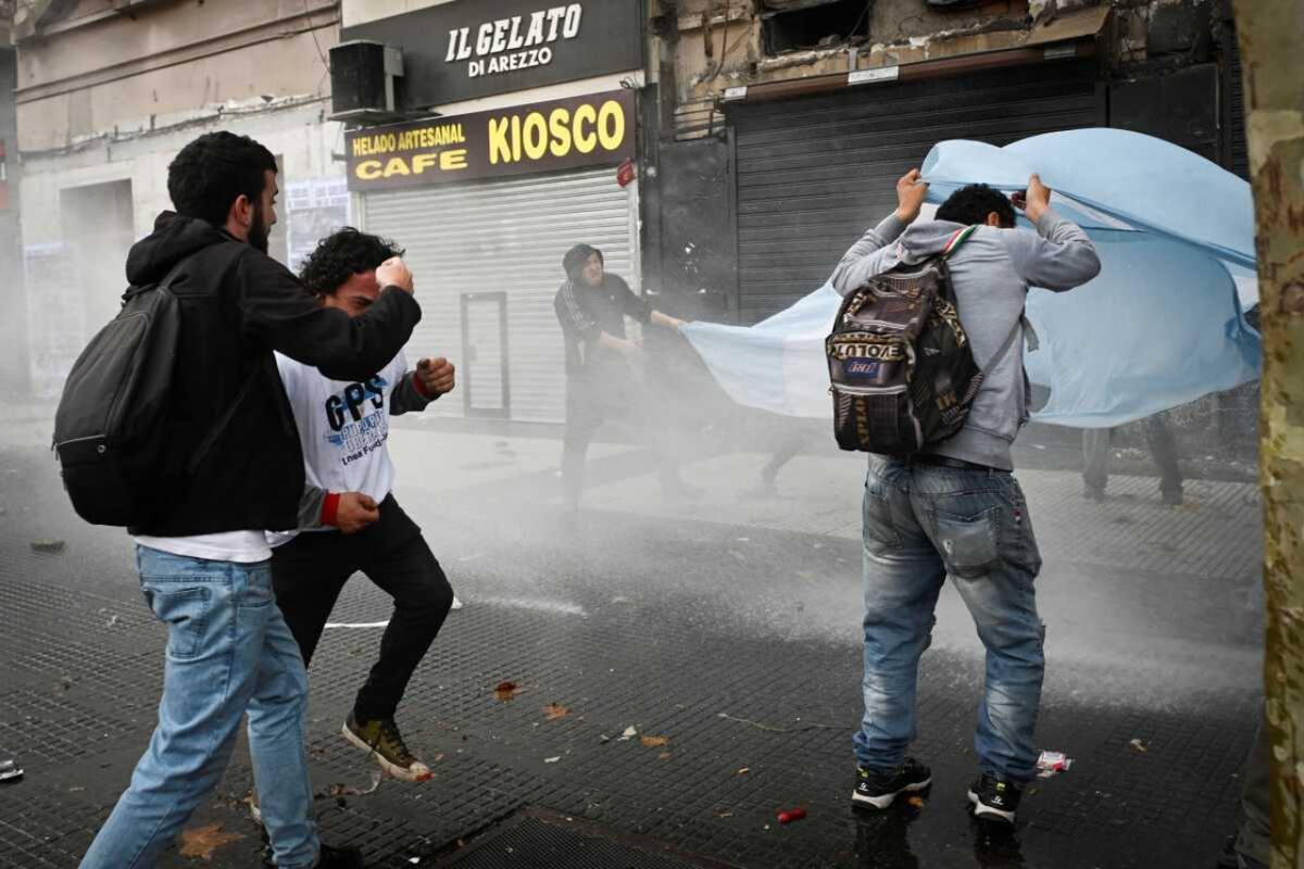 Enfrentamientos en el Congreso de la Nación por el tratamiento de la Ley Bases. Foto: NA