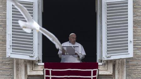 El Papa Francisco dirige el rezo del Ángelus del domingo desde la ventana de su despacho con vistas a la Plaza de San Pedro, Ciudad del Vaticano, 23 de junio de 2024. EFE