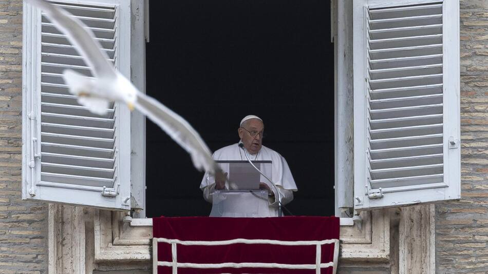 El Papa Francisco dirige el rezo del Ángelus del domingo desde la ventana de su despacho con vistas a la Plaza de San Pedro, Ciudad del Vaticano, 23 de junio de 2024. EFE