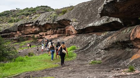 El encantador cerro ancestral de Córdoba con antiguas pinturas rupestres que mantienen vivas las tradiciones culturales