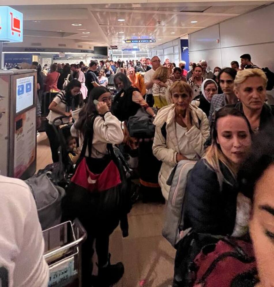 El aeropuerto, atestado de gente.