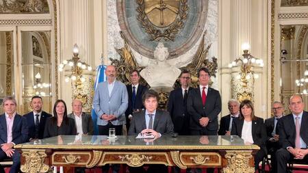 Cadena nacional de Javier Milei y parte de su Gabinete. Foto: @OPEArg.