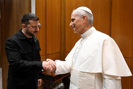 Volodimir Zelenski y el papa León XIV. Foto: Reuters/Vatican Media/Simone Risoluti