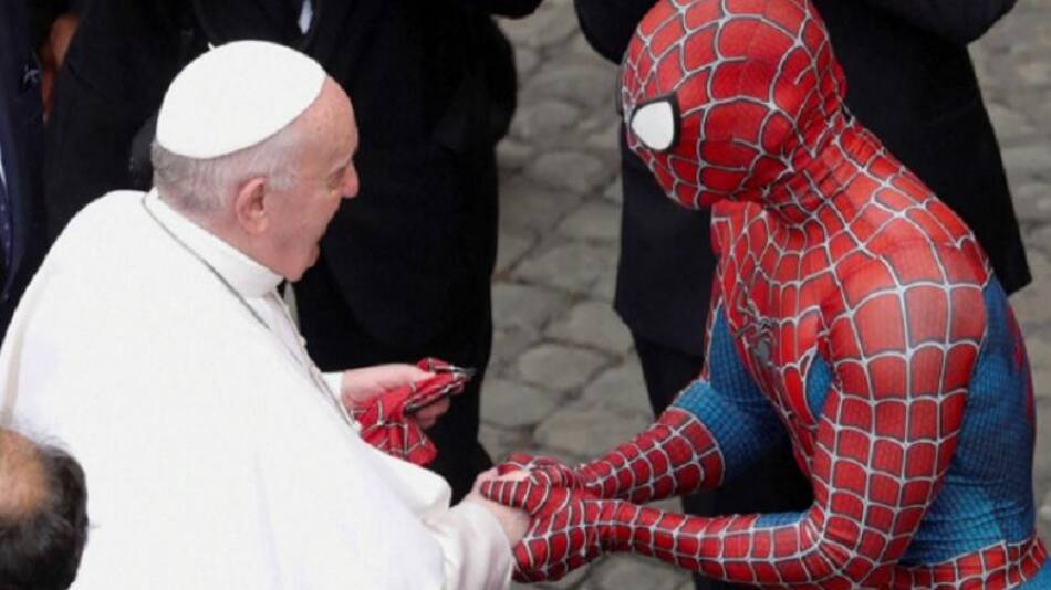 El papa Francisco recibió la visita inesperada de Spiderman