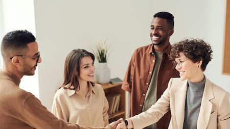 Negocios, trato, negociaciones, discusiones, trabajo. Foto: Pexels.