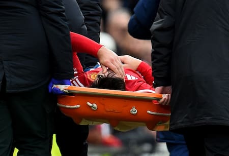 Lisandro Martínez debió salir en camilla del campo de juego. Foto: Reuters/Peter Powell
