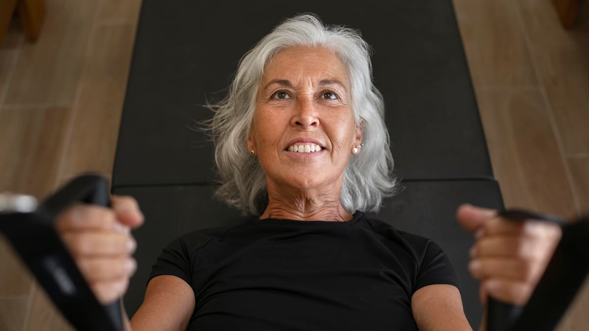 Más fuerza después de los 50: el ejercicio con máquina que recomiendan para ganar músculo