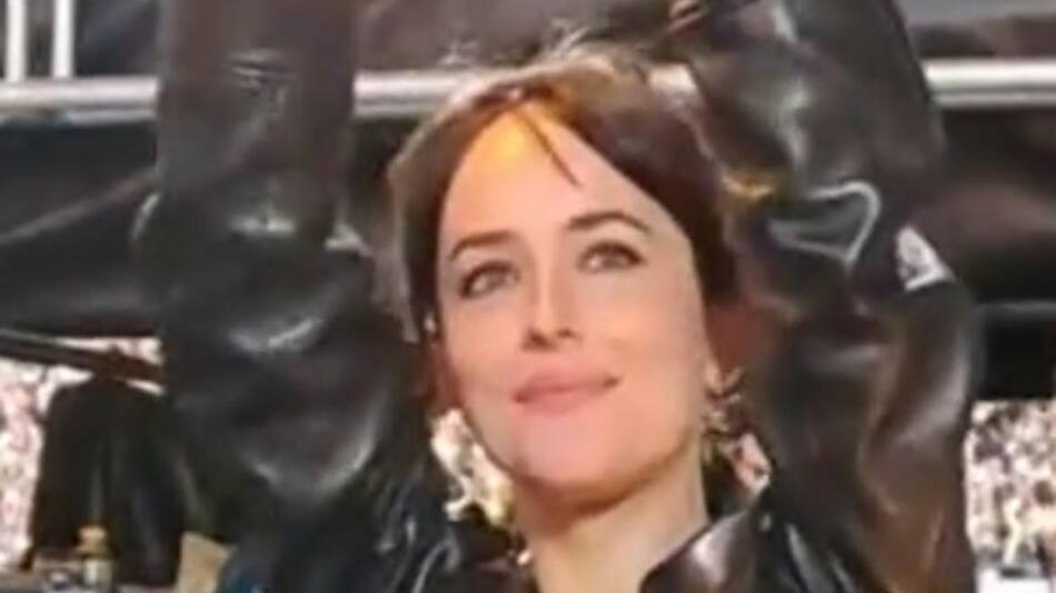 Dakot Johnson en el show de Coldplay. Foto: captura.