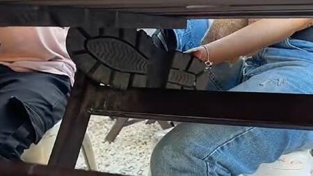 Se le trabó el pie abajo de la mesa. Foto: captura.