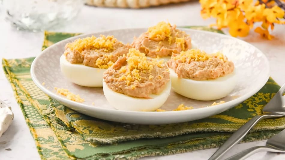 Huevos rellenos con atún.