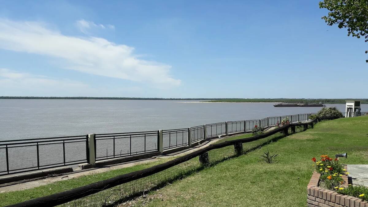 El pueblo a 280 km de CABA con asados en la barranca, bungalows y la mejor vista al río.