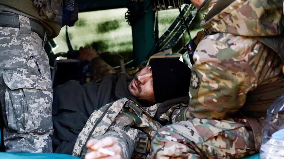 Soldado ucraniano siendo asistido. Foto Reuters.