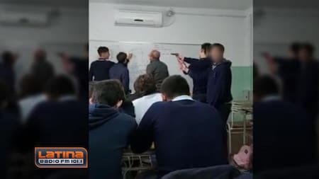Chicos apuntan con un arma a profesor, El Palomar, Radio Latina