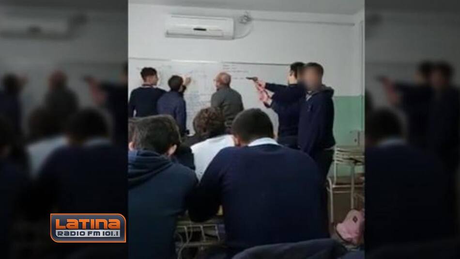 Chicos apuntan con un arma a profesor, El Palomar, Radio Latina