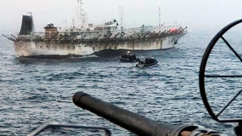 Detención de la Armada Argentina de buque chino que pescaba ilegalmente en Mar Argentino