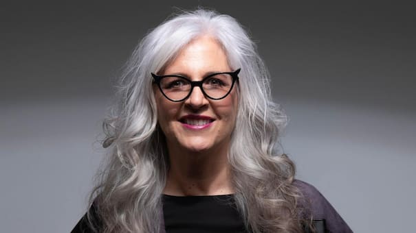 Rejuvenecer el rostro y recuperar volumen: el corte de pelo ideal para sentirse renovada a los 50