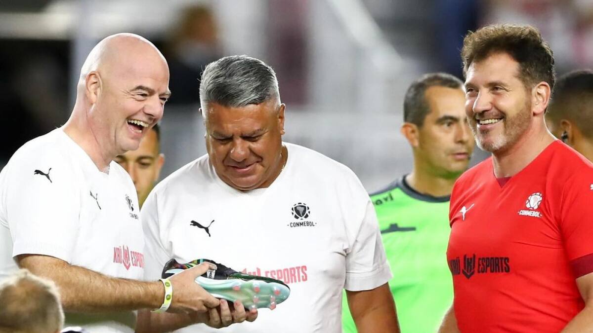 Chiqui Tapia junto a Gianni Infantino y Alejandro Domínguez. Foto: Instagram.