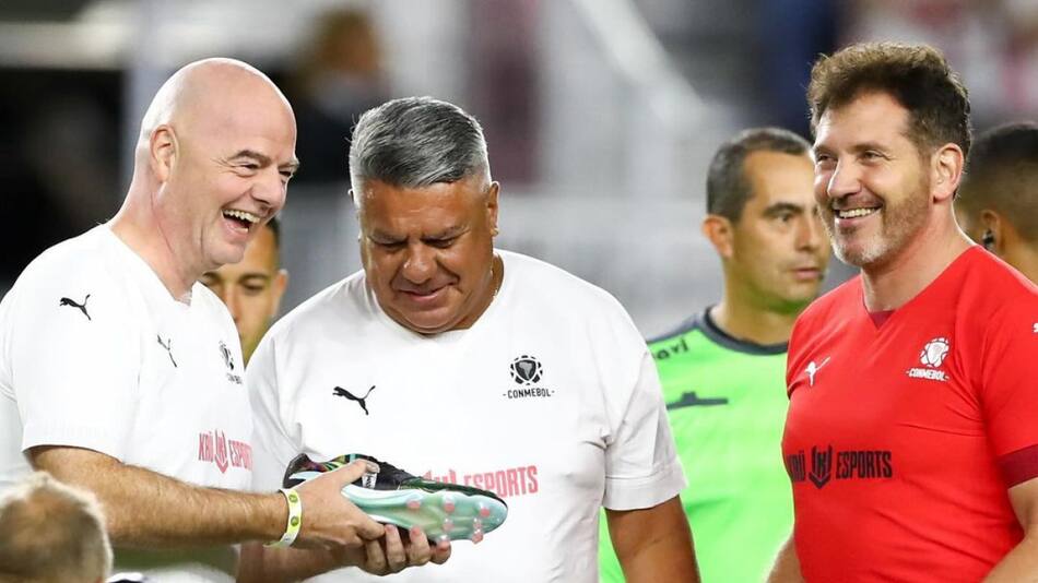Chiqui Tapia junto a Gianni Infantino y Alejandro Domínguez. Foto: Instagram.