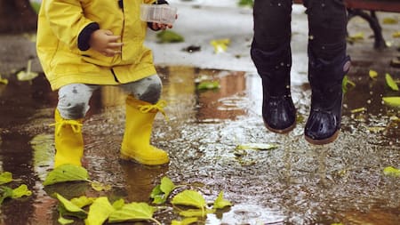Enfrentá la lluvia con estilo: el accesorio de moda que no te puede faltar en los días de tormentas este 2025