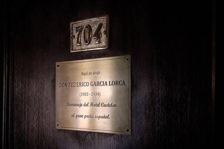 Placa que conmemora la visita de García Lorca al Hotel Castelar