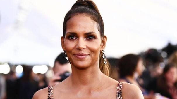 Halle Berry, una "sirena": infartante topless y sensual tatuaje en Instagram