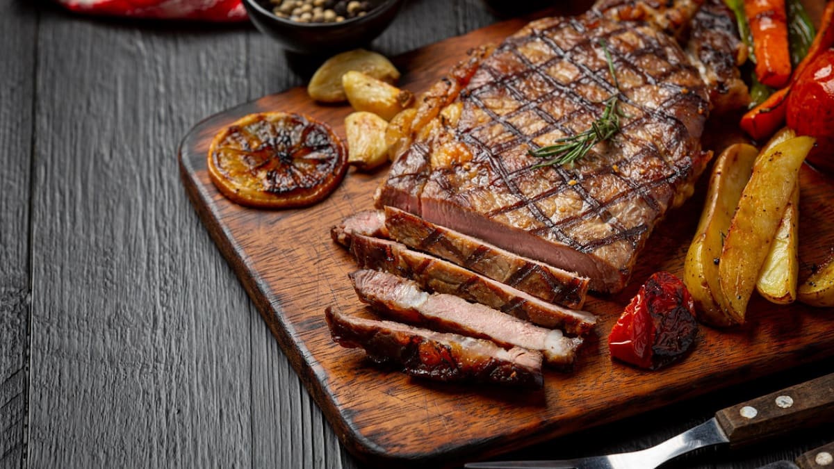 Asado; carne; parrilla. Foto: Freepik.