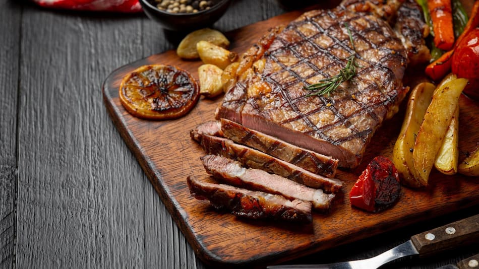 Asado; carne; parrilla. Foto: Freepik.