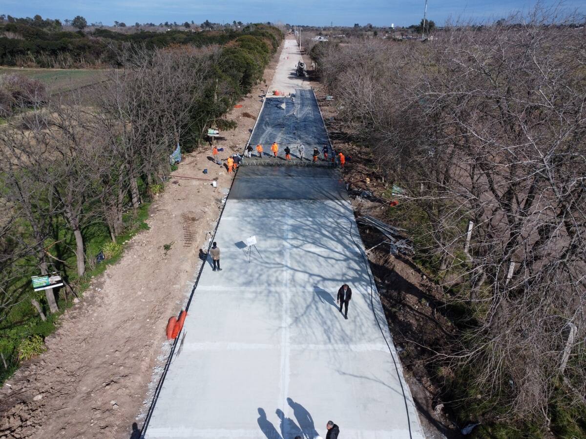 Andrés Watson supervisó los avances en la repavimentación y ampliación de la calle Cariboni.