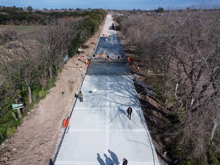 Andrés Watson supervisó los avances en la repavimentación y ampliación de la calle Cariboni.