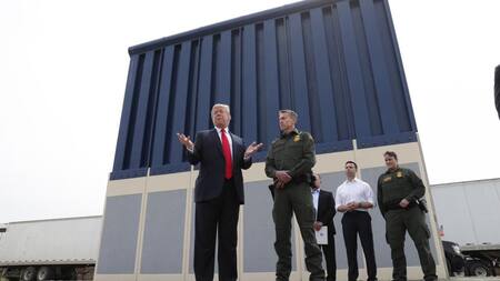 Donald Trump eligiendo muros contra México (Reuters)