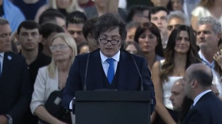 Milei en la entrega del sable corvo al Regimiento de Granaderos: “No es una pieza neutra de exhibición ni un simple vestigio al pasado”