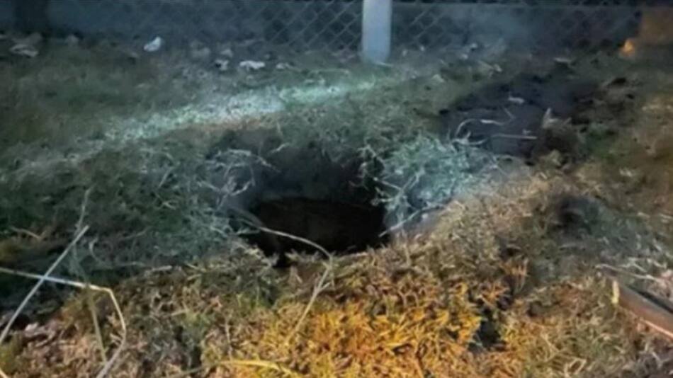 El boquete que cavaron los ladrones para entrar al country. Hay dos detenidos. Foto: NA.