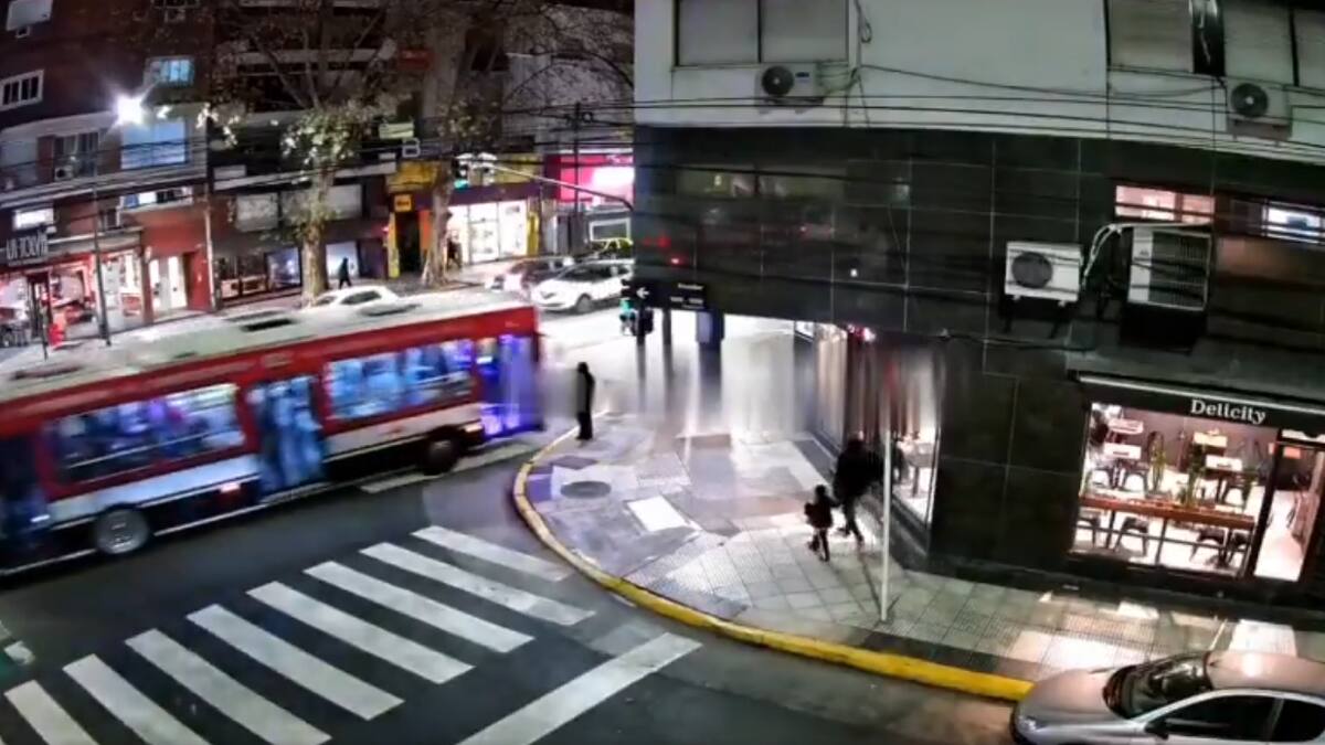 Choque de un colectivo de la línea 12 contra un peatón y un semáforo.