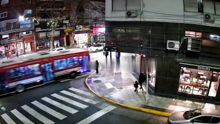 Choque de un colectivo de la línea 12 contra un peatón y un semáforo.