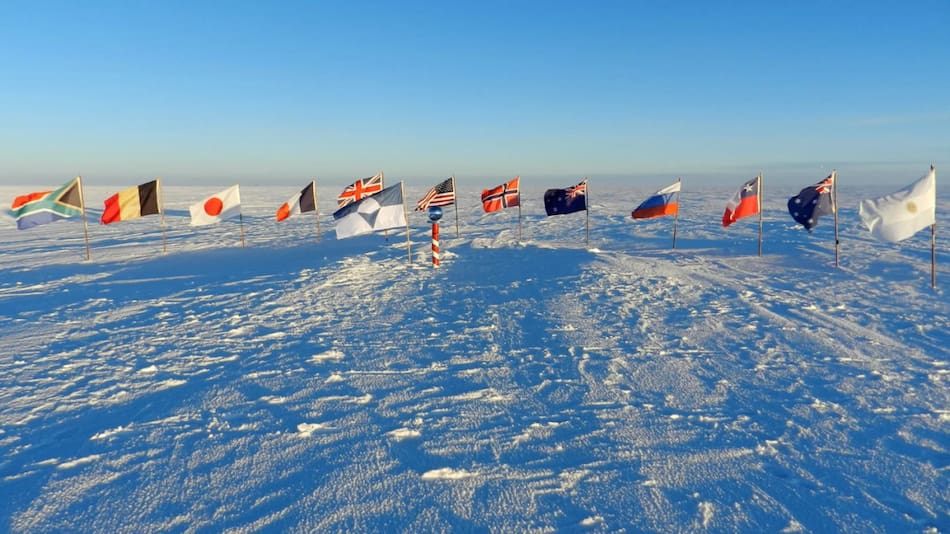 Las banderas de los países que firmaron el Tratado Antártico. Foto: globalstudies