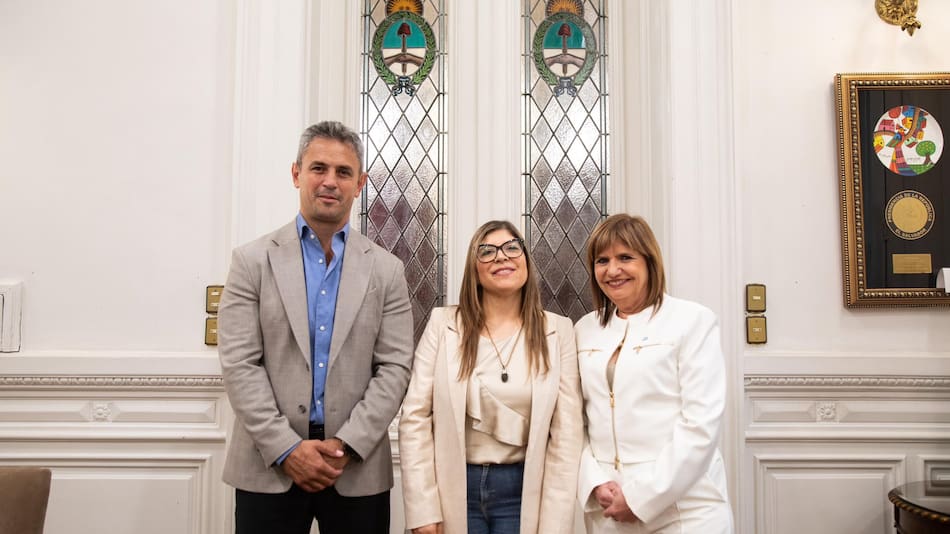 Patricia Bullrich y Martín Menem junto a Verónica Razzini.