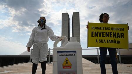 Activistas de Greenpeace participan en una protesta contra el uso de pesticida. EFE.