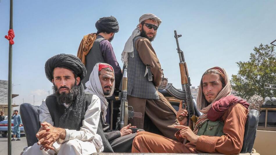 Talibanes viajan en un vehículo por las calles de Kabul en Afganistán, este lunes. EFE