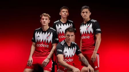 Colidio, Echeverri, Díaz y Solari con la nueva indumentaria suplente de River Plate. Foto: River Plate.