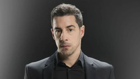 Esteban Lamothe armó un altar casero para que su candidato gane en el balotaje