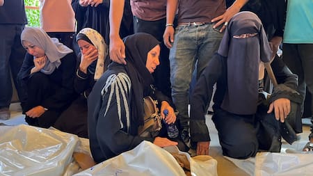 Mujeres palestinas sufren la pérdida de jóvenes gazatíes. Foto: Reuters.